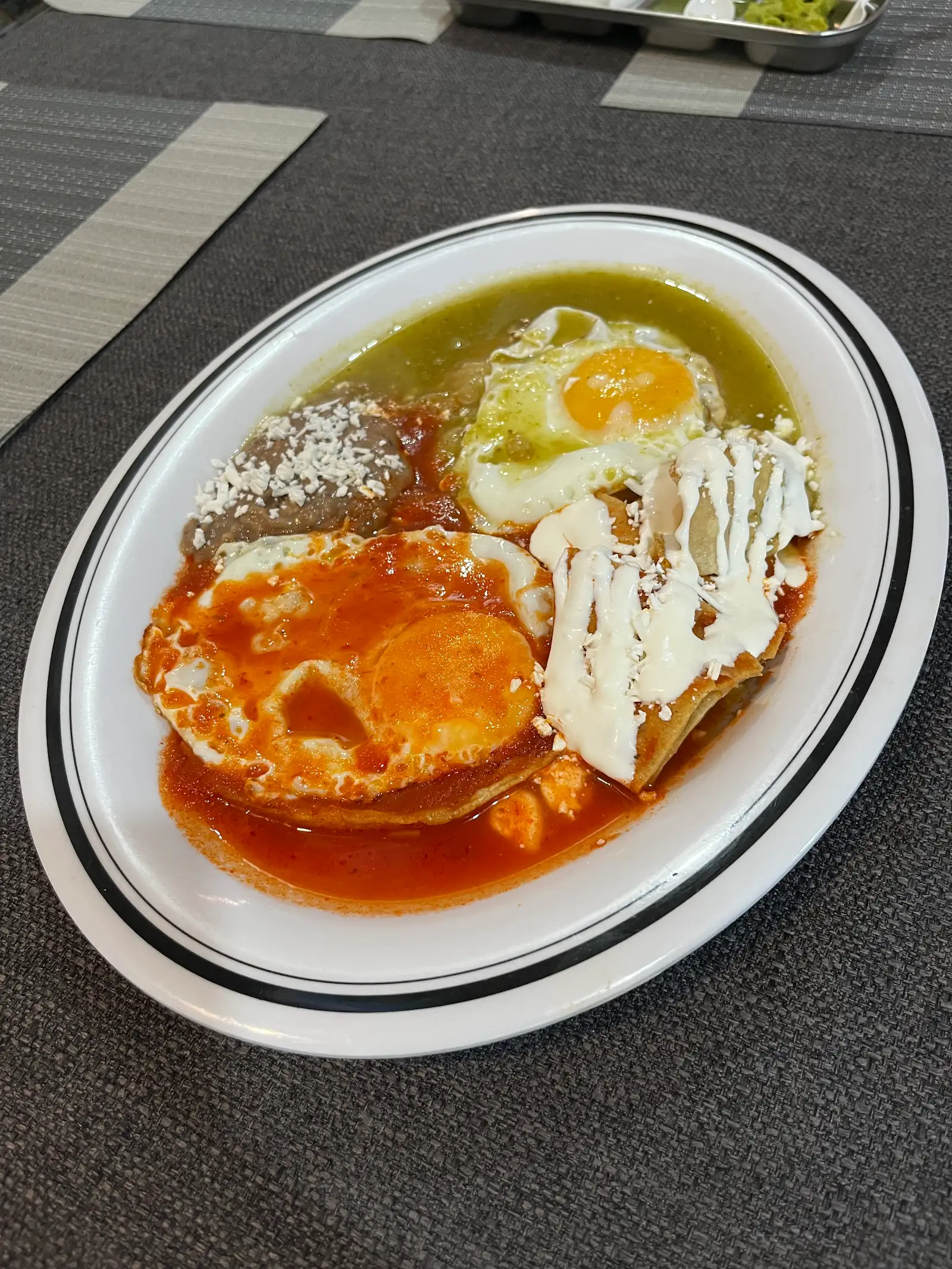Huevos divorciados con salsa roja y salsa verde