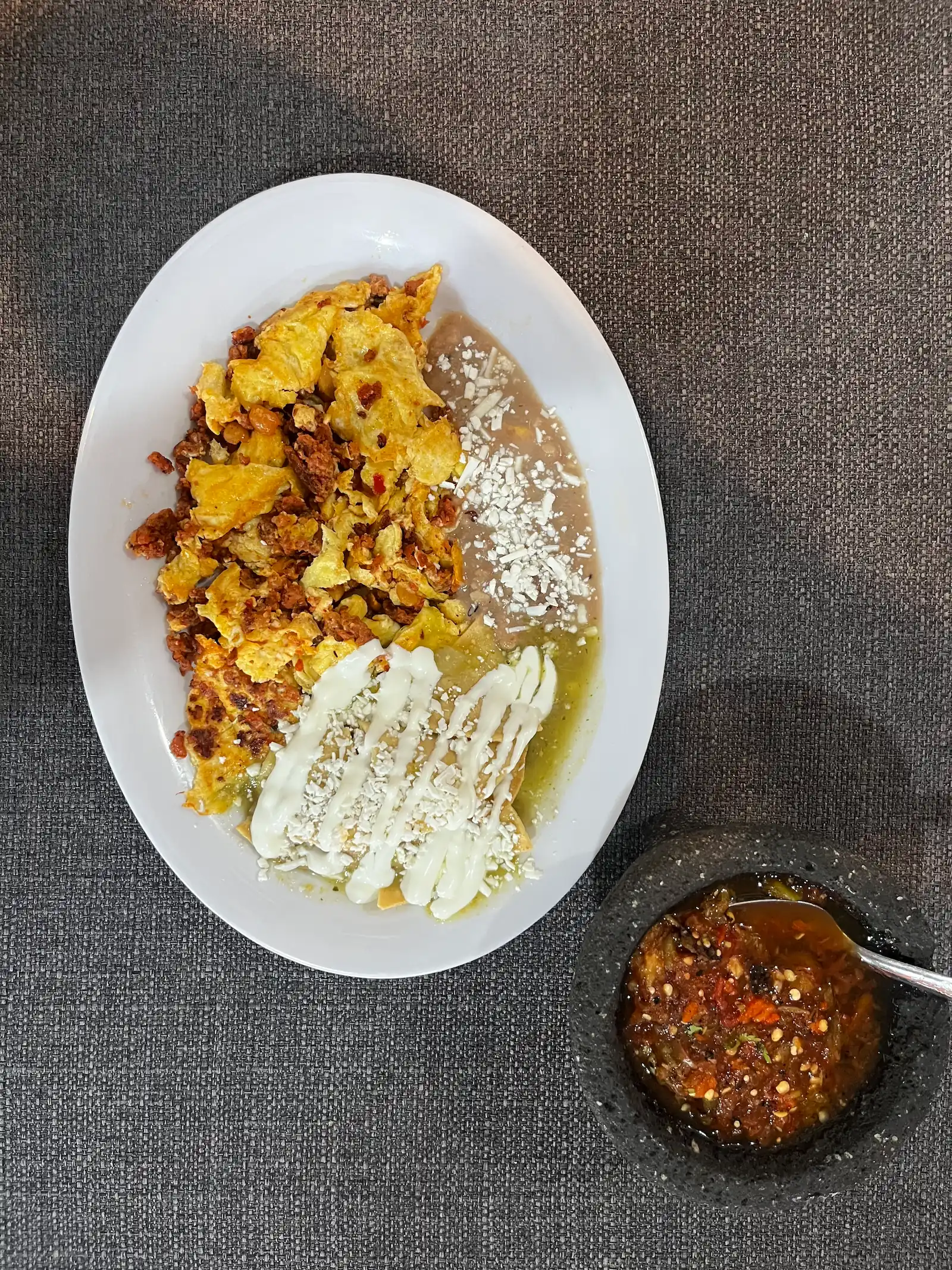 Huevo con chorizo recién preparado