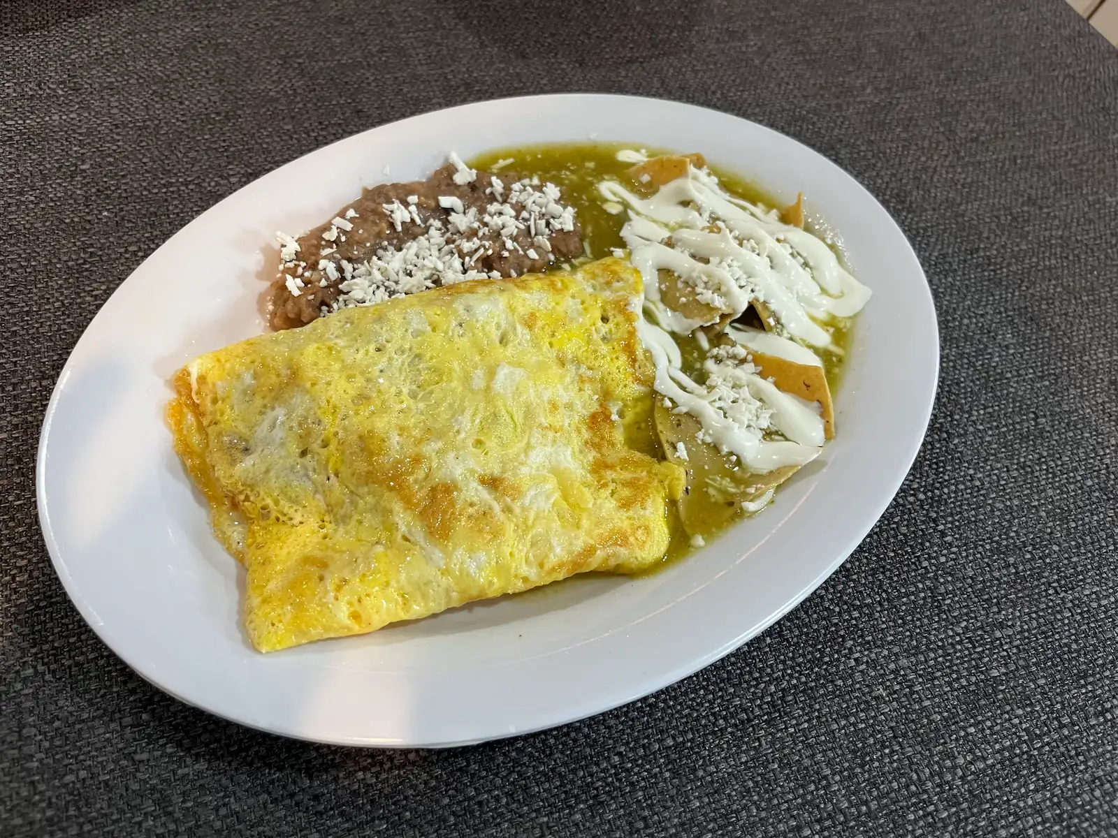 Omelette relleno recién servido